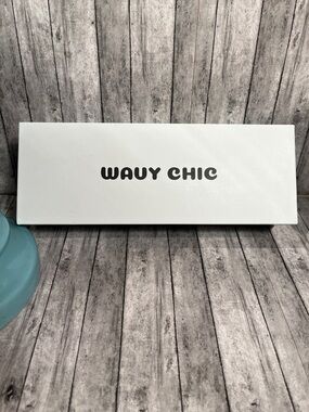 WAVY CHIC
NWOT